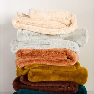 NWT Sophie Faux Fur Throw Blanket in Cream